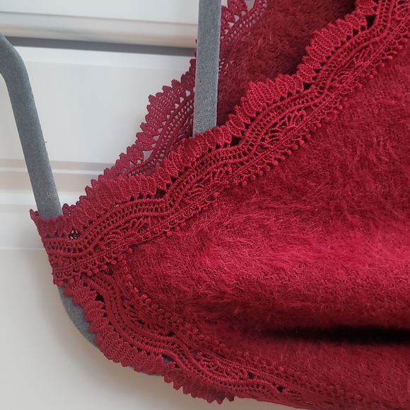 NWOT Eesome Fuzzy Eyelash Sweater with Embroidered Lace Detail Sleeve Size M/L - Picture 3 of 10